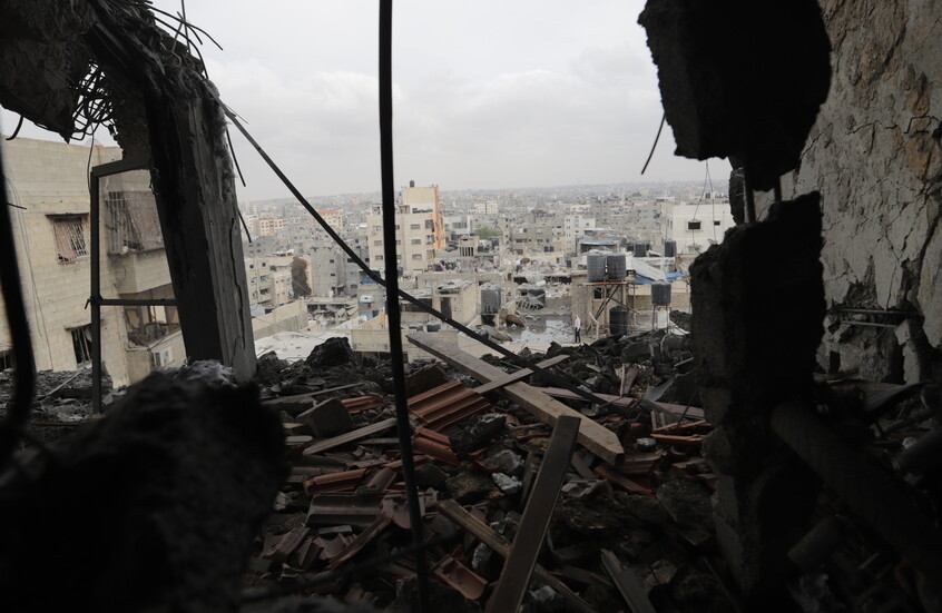 في مشهد صادم.. طفل يطير من مبنى إلى آخر جراء غارة إسرائيلية على مدينة غزة (فيديو)