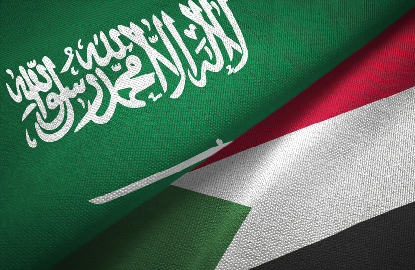 لأول مرة منذ اندلاع الحرب.. سفير السعودية لدى ‎السودان يرفع علم المملكة في مقر السفارة (فيديو)