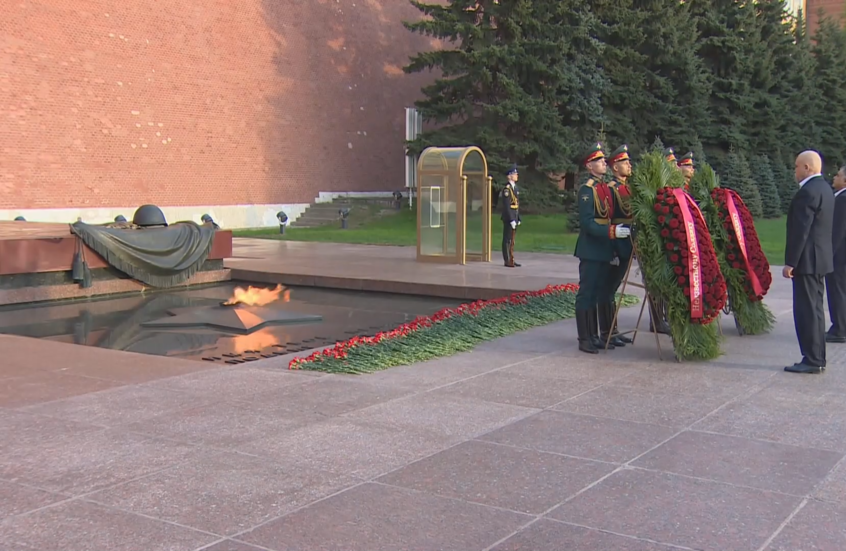 وزيرا الطاقة الروسي والنفط الإيراني يضعان إكليلا من الزهور عند ضريح الجندي المجهول في موسكو