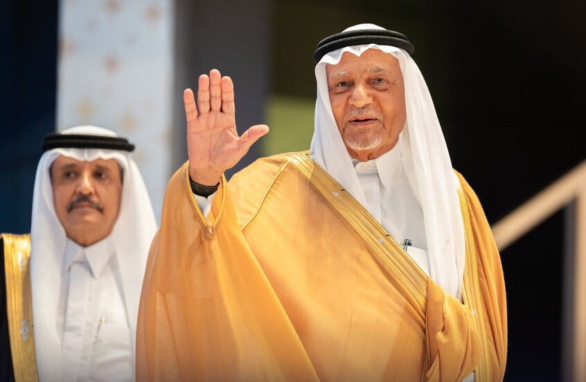 السعودية.. الأمير تركي الفيصل يشارك خريجي جامعة الفيصل فرحتهم ويؤدي العرضة (فيديو)