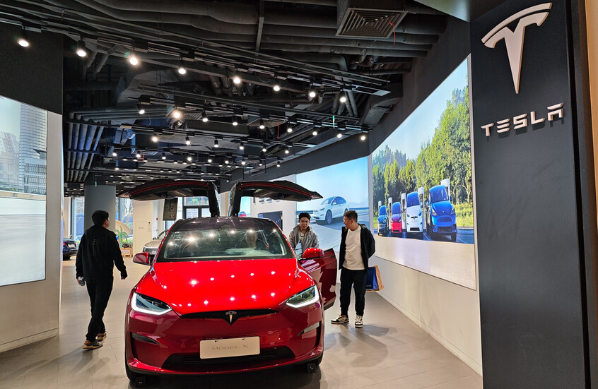 ترامب يخفف بعض القيود لدعم "تسلا" في مواجهة المنافسة الصينية