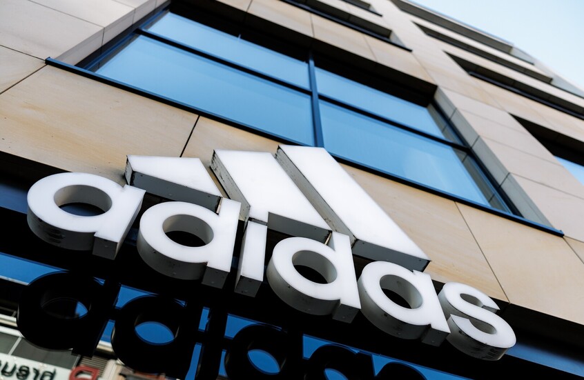 لقبوها بـ"القرد".. موظفة سابقة تطالب "أديداس" بتعويضات تصل إلى 6.2 مليون دولار