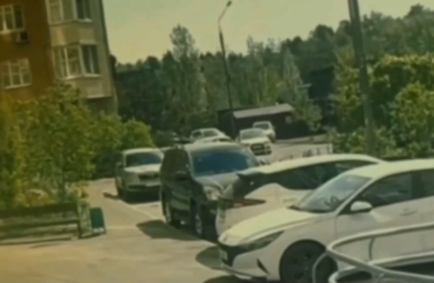 لحظة انفجار سيارة في ضواحي موسكو أدى إلى مقتل مسؤول رفيع في وزارة الدفاع الروسية