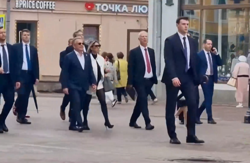 ستيف ويتكوف يتجول في وسط موسكو