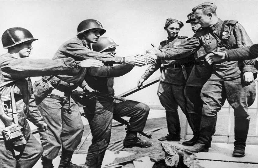 لمحة عن اللقاء التاريخي للقوات السوفيتية والأمريكية على نهر إلبه في 25 أبريل 1945 (فيديو+ صور)