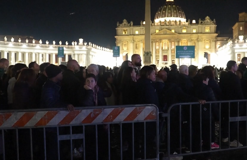 مشاهد لتدافع المشيعين عند الفاتيكان لإلقاء النظرة الأخيرة على البابا فرنسيس