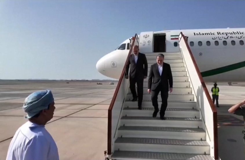 عراقجي يصل مسقط للمشاركة في المحادثات مع الولايات المتحدة