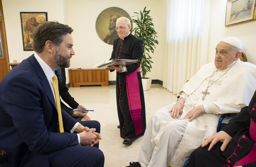 ممثل كوميدي يصف نائب الرئيس الأمريكي بـ"قاتل البابا" ويفجر ضحك الجمهور (فيديو)