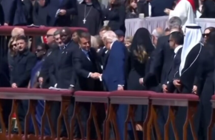 مصافحة ترامب وماكرون في جنازة البابا فرنسيس تسترعي انتباه المشيعين