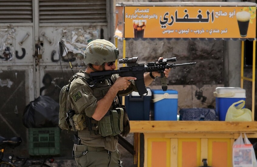 حصار مشدد لليوم الـ90 في طولكرم ومخيماتها واعتقالات واسعة في عموم الضفة الغربية