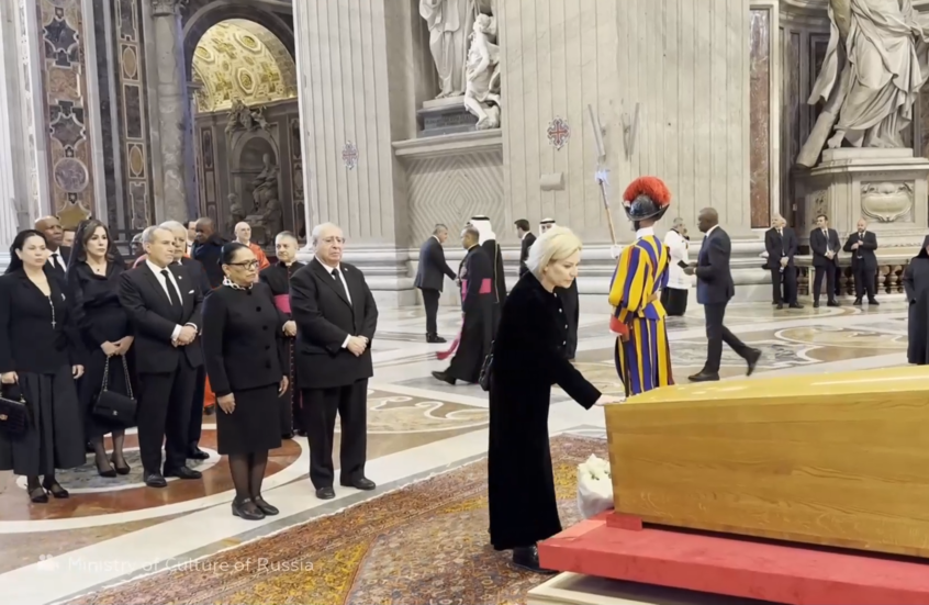 وزيرة الثقافة الروسية تحضر مراسم جنازة البابا فرنسيس
