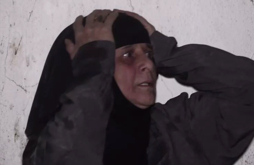 صنعاء.. فيديو يفطر القلوب لأم تبحث عن ابنتها تحت ركام منزلها المدمر بغارة أمريكية