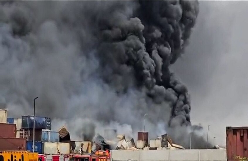إيران.. انفجار في الحاويات واندلاع النيران مجددا في ميناء رجائي (فيديو+صور)