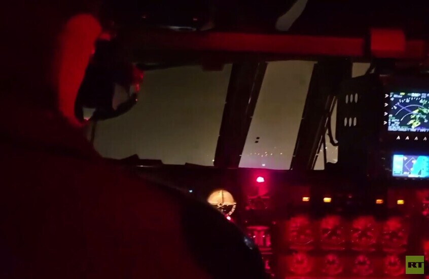 إيران.. مشاهد من قمرة "إيل-78" خلال محاولات إخماد حريق ميناء رجائي