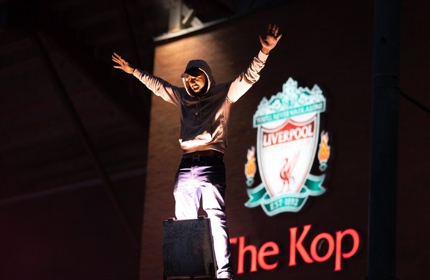 فطيرة خاصة وتذاكر باهظة الثمن.. جماهير ليفربول لاحتفال استثنائي بالتتويج بالدوري!