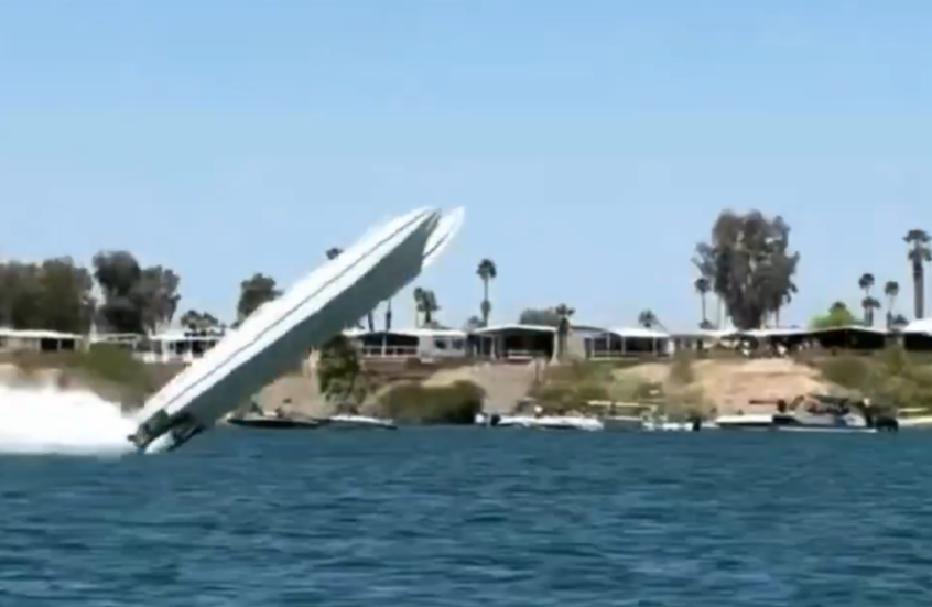 لحظات مرعبة في بحيرة بأمريكا بعد انقلاب قارب بسرعة جنونية (فيديو)