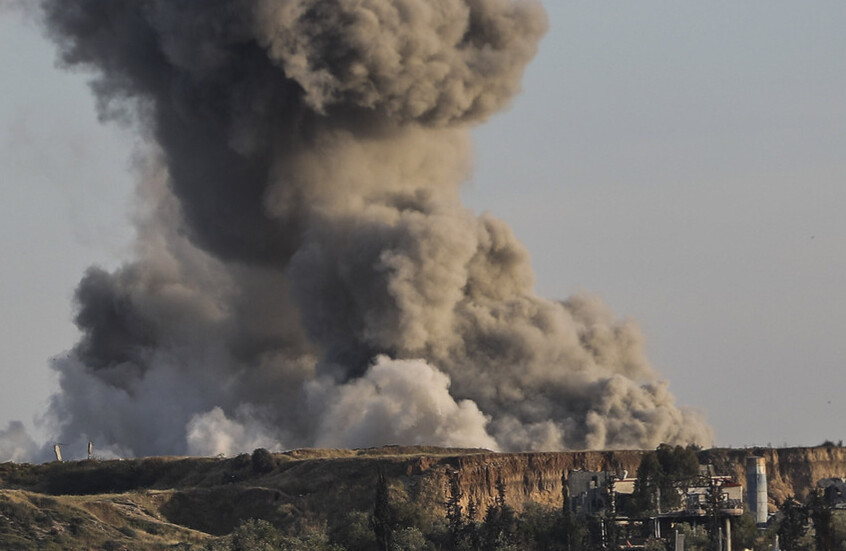جثث على الكراسي.. مشاهد تدمي القلب لضحايا قصف إسرائيلي استهدف مقهى في النصيرات بغزة (فيديو)