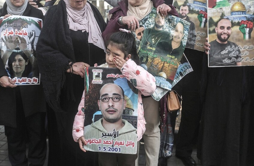 وصول 11 أسيرا فلسطينيا إلى مستشفى غزة الأوروبي أفرجت عنهم إسرائيل (صور)