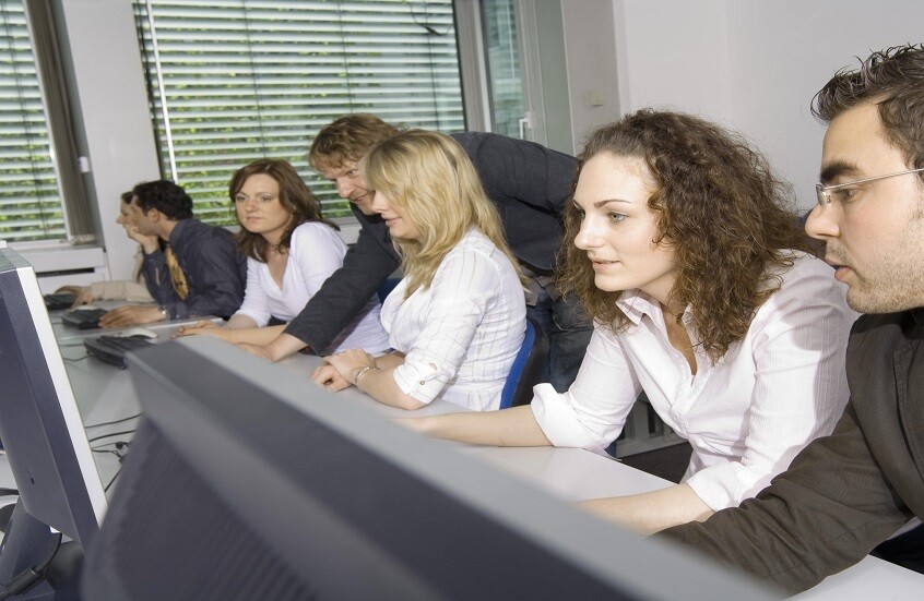 صحة عيون الشباب في خطر!.. فما العمل؟