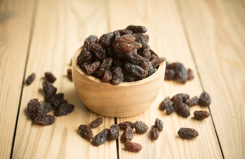 كيف يحول الزبيب وجبتك الصباحية إلى "إكسير حياة"؟