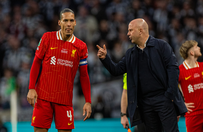 تفاعل واسع مع صورة قديمة لمدرب ليفربول الحالي وفان دايك