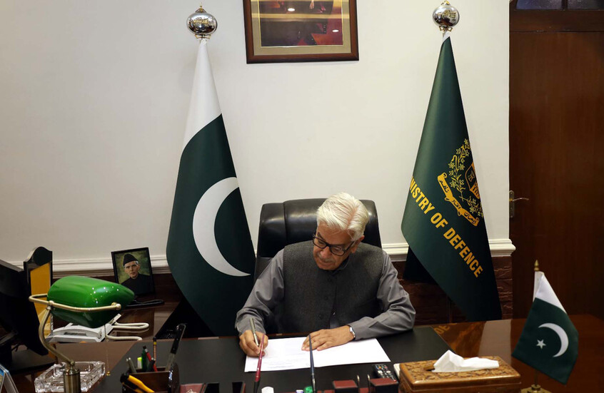 وزير الدفاع الباكستاني يتحدث عن "توغل عسكري وشيك" من جانب الهند