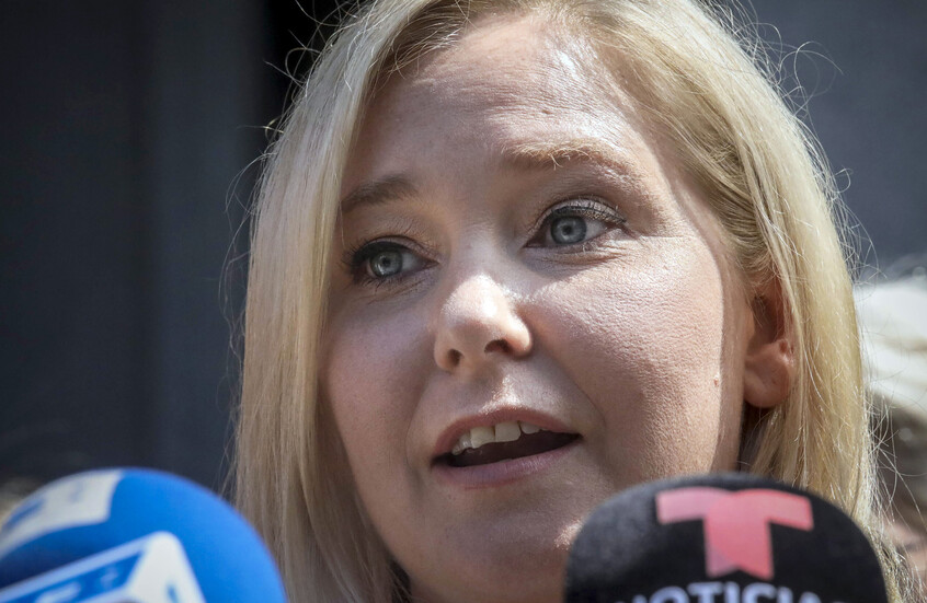 انتحار ضحية إبستين الشهيرة يثير الشكوك