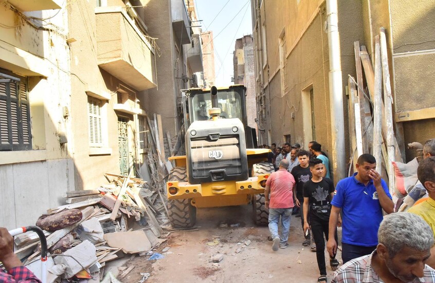 مصر.. مقتل طفلة وإصابة 7 أشخاص بانهيار منزل في أسيوط (صور+فيديو)