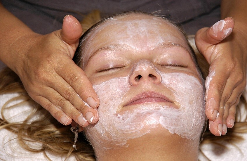 خبير يقييم خطورة البنزول الموجود في بعض مستحضرات التجميل