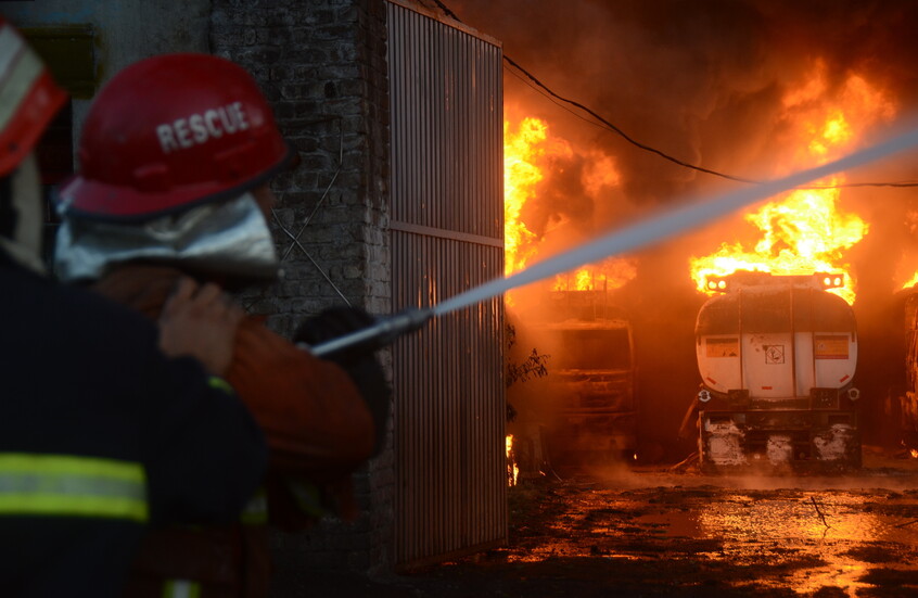 انفجار صهريج وقود في باكستان يتسبب بمصرع شخص وإصابة 70 آخرين (فيديو)