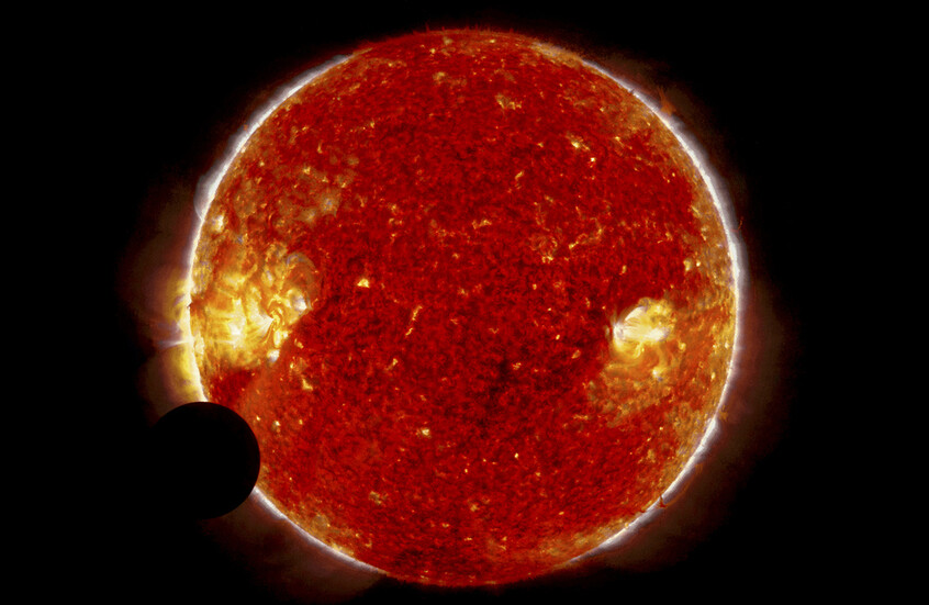 فيديو لجسم غامض يمر أمام الشمس يثير نظريات المؤامرة.. وناسا تكشف حقيقته!