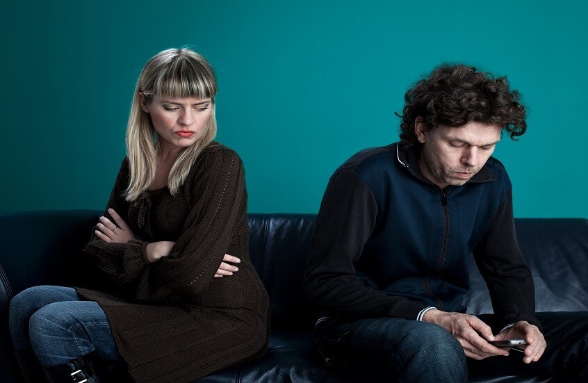 طبيب نفسي يحدد الأسباب الحقيقية للغيرة