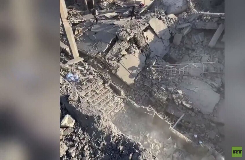 غزة.. آثار الدمار في مخيم النصيرات نتيجة الغارات الإسرائيلية