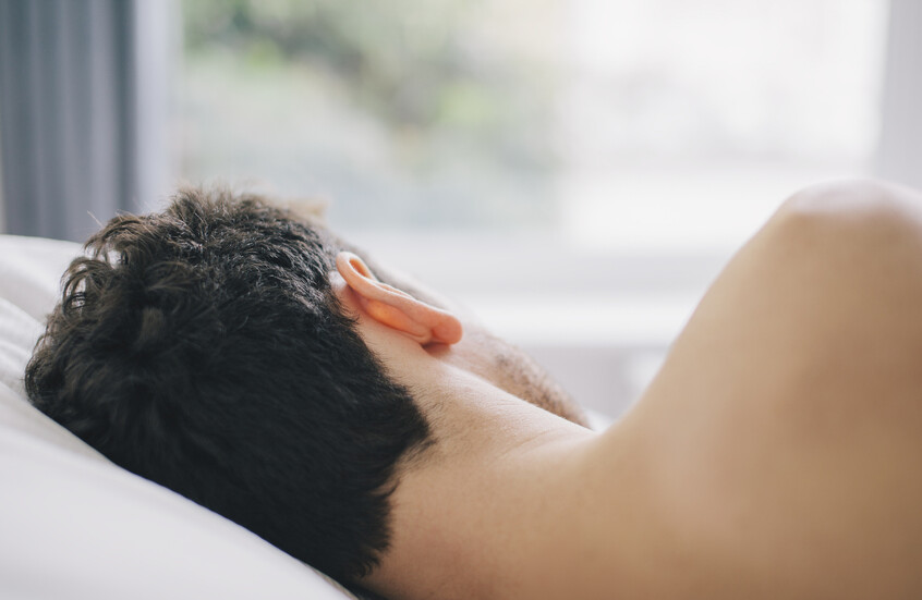 طبيب يكشف عن فوائد صحية غير متوقعة للنوم عاريا