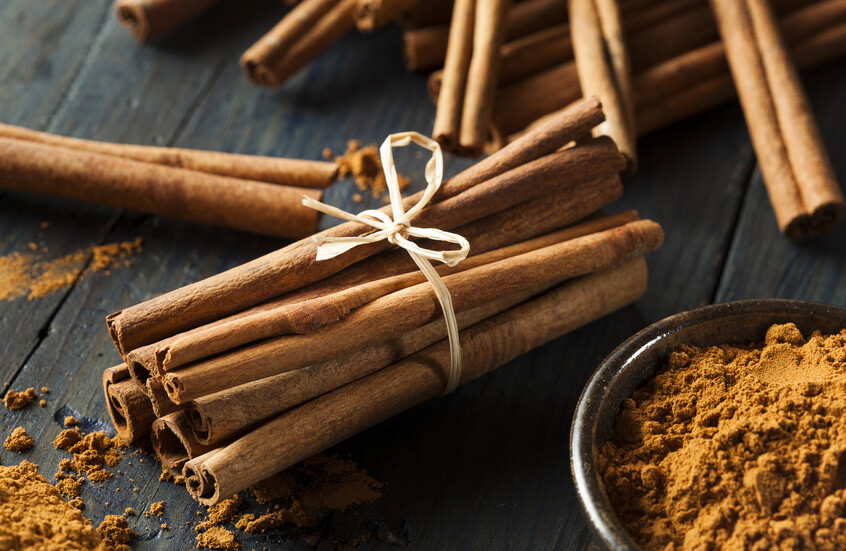 رغم فوائدها العديدة.. دراسة تكشف عن تأثير خطير للقرفة على البعض