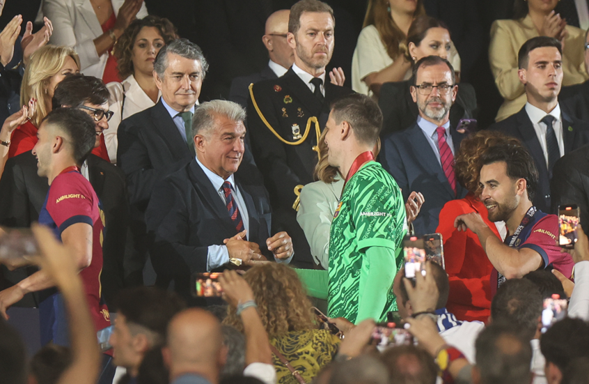 إشارة رئيس برشلونة للحارس تشيزني خلال تتويج "البارسا" بكأس إسبانيا تثير جدلا واسعا (صورة)