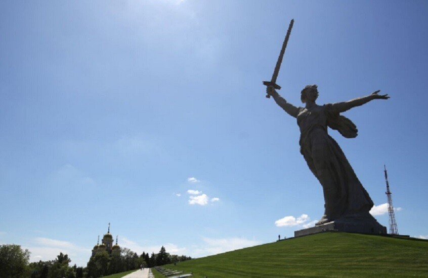 بوتين ولوكاشينكو يضعان أكاليل من الزهر في صرح أبطال ستالينغراد (فيديو)