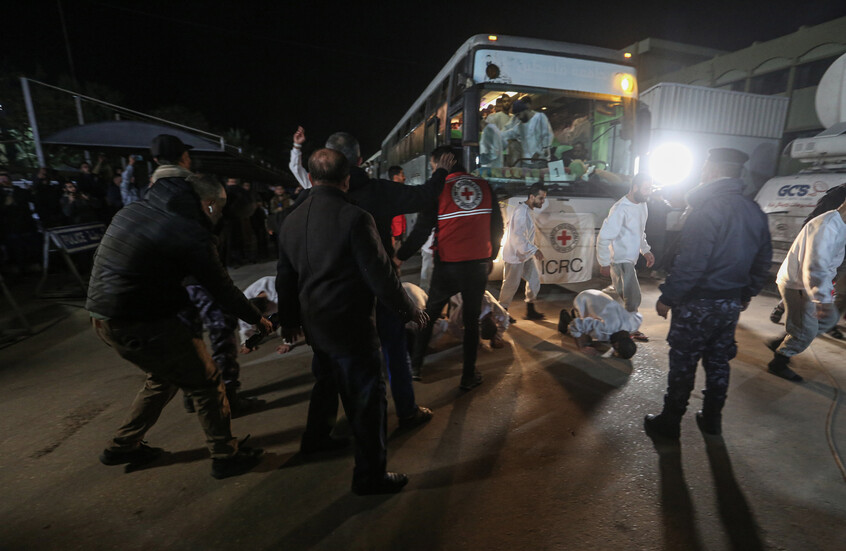 إسرائيل تفرج عن 10 معتقلين فلسطينيين من غزة