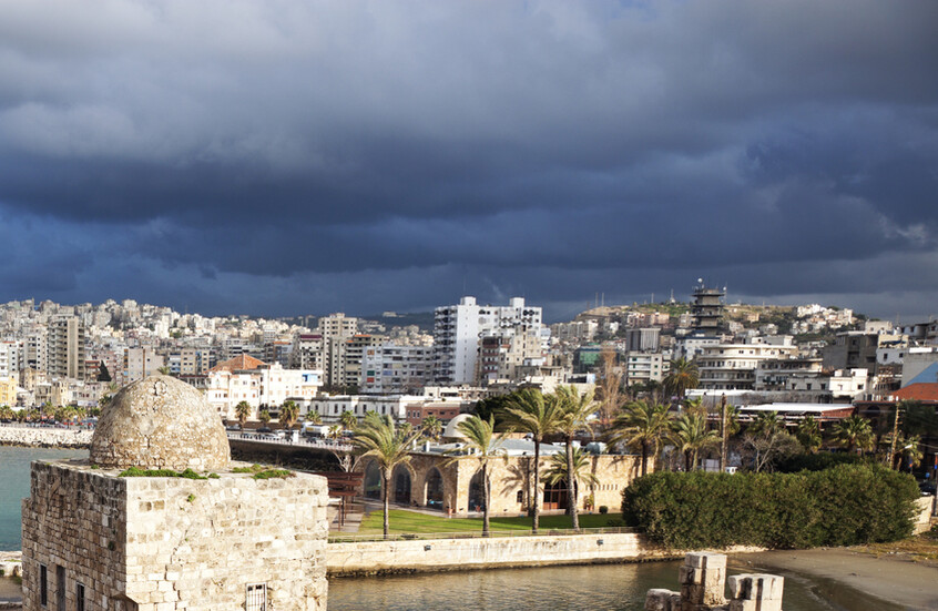 ملابس تحمل بطاقات مكتوبة باللغة العبرية تثير جدلا واسعا في لبنان (فيديو)