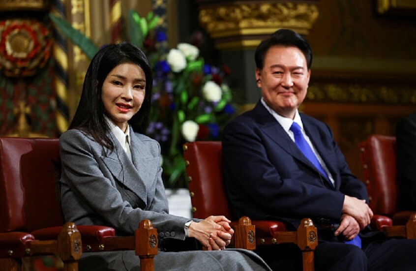 قضية عقد الألماس والحقيبة الثمينة تتفاعل والنيابة تداهم منزل رئيس كوريا الجنوبية السابق