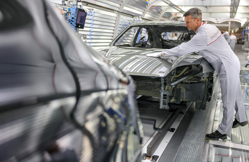 بيانات سلبية عن أداء عملاقي السيارات الألمانيين