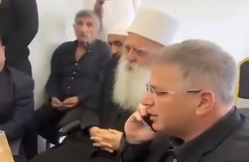 الشيخ الدرزي موفق طريف يتابع الاشتباكات في سوريا مع قيادات إسرائيلية ويطالب بسلاح (فيديو)