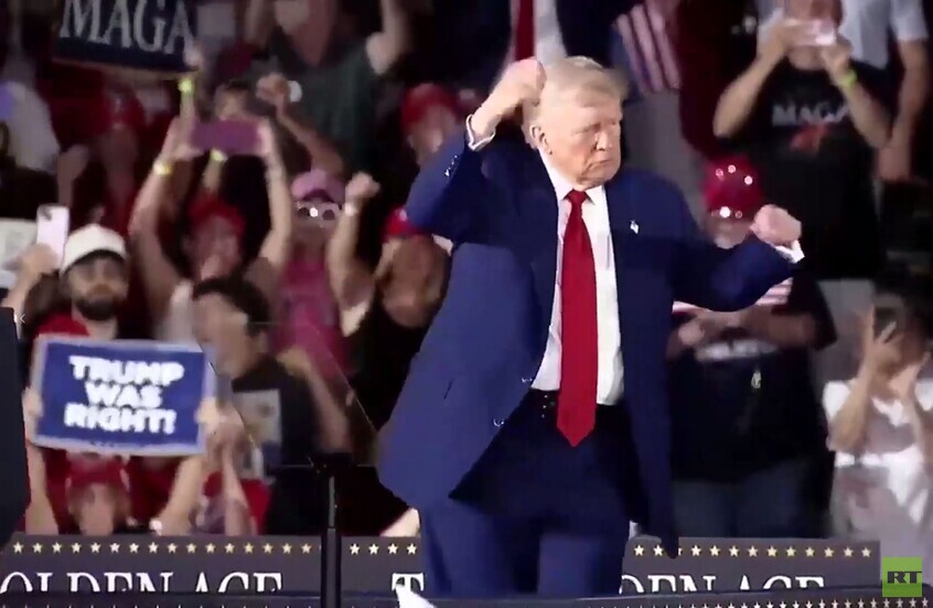 ترامب يرقص رقصته الشهيرة احتفالا بمرور 100 يوم على توليه الحكم