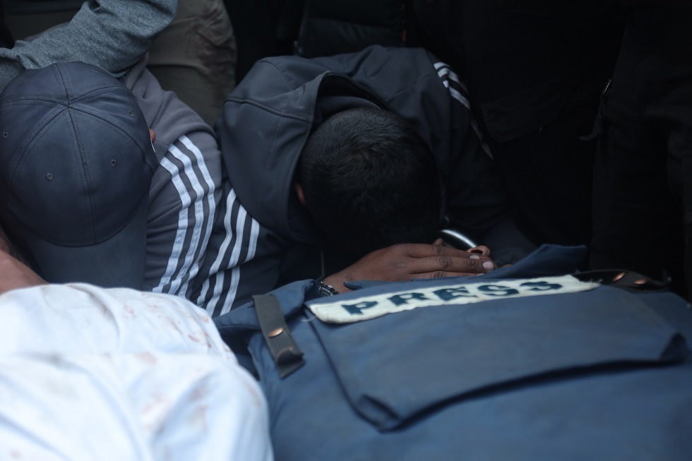 "صورة احتراقه هزت العالم".. نهاية مأساوية لصحفي فلسطيني من غزة بعد اشتعاله بنيران إسرائيلية