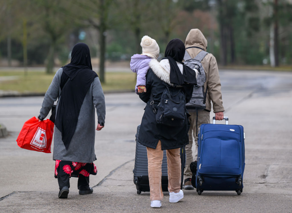 ألمانيا توقف مؤقتا إعادة توطين اللاجئين