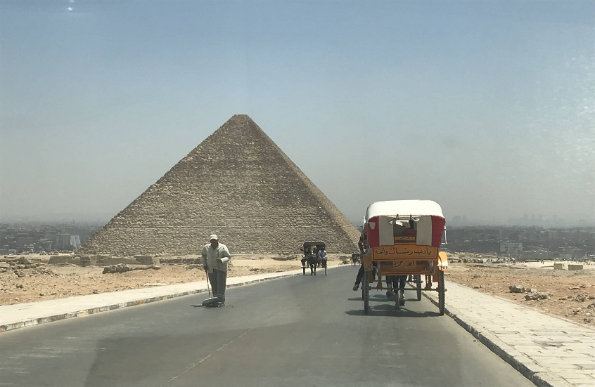 مصر.. ساويرس معلقا على أحداث منطقة الأهرامات: "الأثر أهم من 2000 شخص يسيئون لبلدهم"
