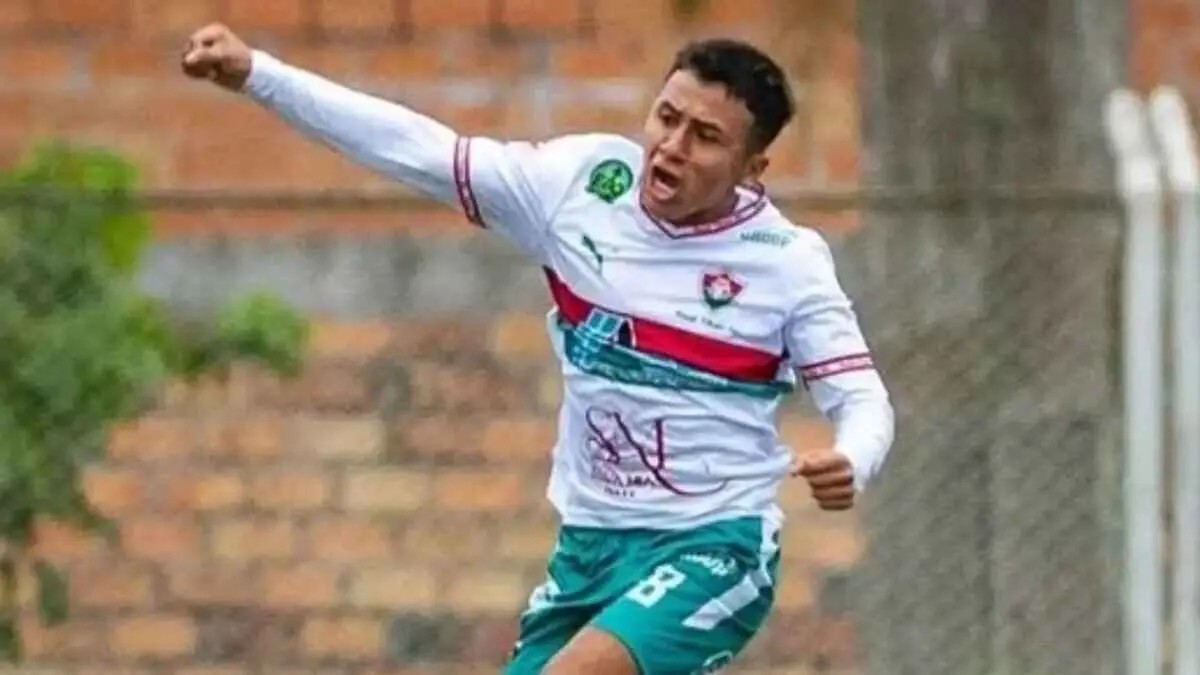 وفاة مأساوية للاعب كرة قدم شاب بعد اصطدام بحارس المرمى (فيديو)