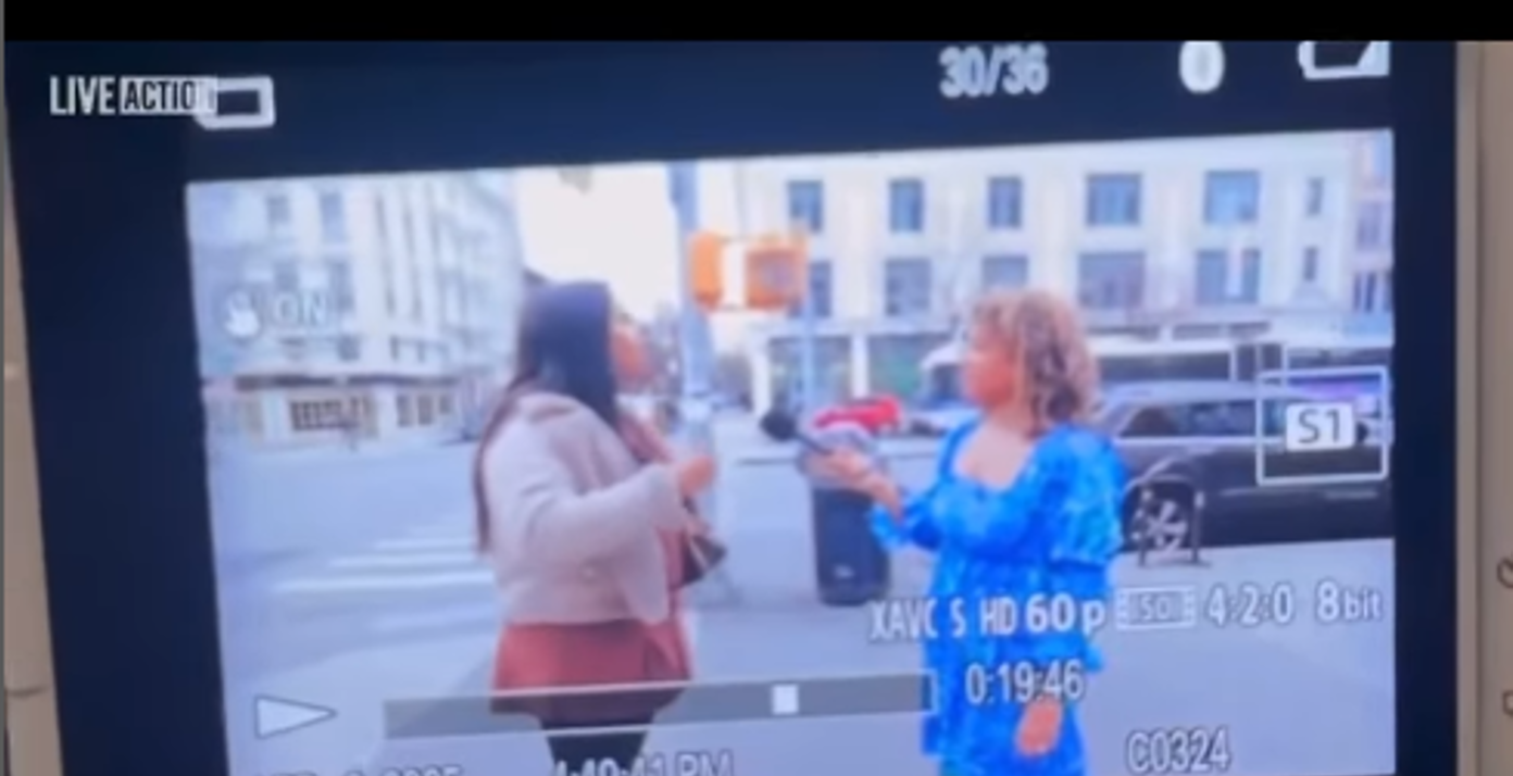 لقطات صادمة لشابة تهاجم ناشطة أمريكية مناهضة للإجهاض أمام الكاميرا والأمن يتحرك (فيديو)