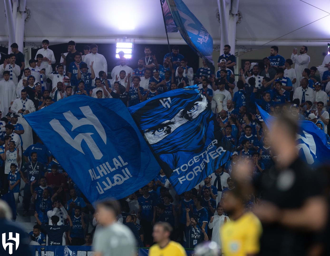 "تخلوا عن قمصانهم وشعاراتهم".. مشجعو الهلال يثيرون الجدل بتصرفهم خلال لقاء الاتفاق (فيديو)
