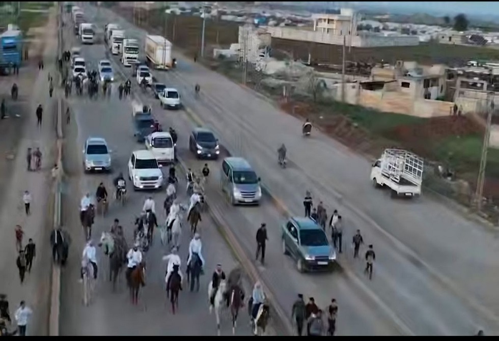 حجاج إسبان يصلون إلى سوريا في طريقهم إلى السعودية على ظهور الخيل في تقليد متوارث (فيديو)